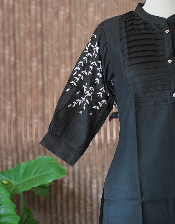 Slub Silk Kurti with Embroidery Work – A Perfect Blend of Tradition & Style ✨