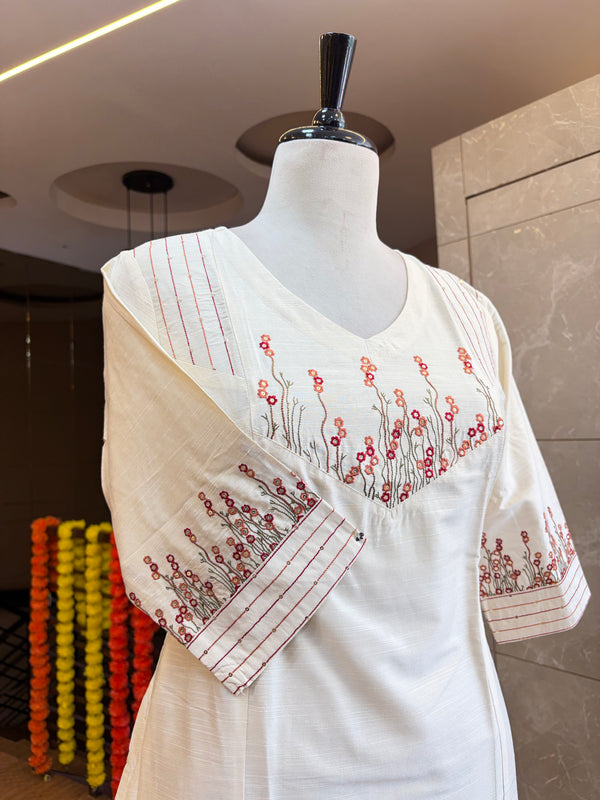 Slub silk with embroidery top ✨🤍