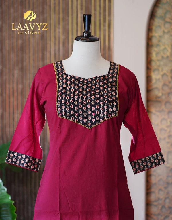 Slub Silk Kurti with Neck Handwork & Mirror Detailing – Ethnic Glam, Redefined ✨